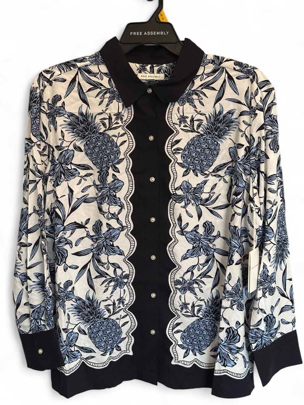 Free Assembly White & Blue Pineapple-Print Button Down Shirt